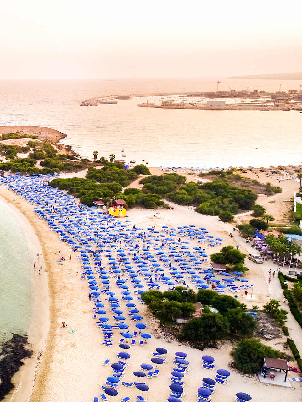 Luftaufnahme der berühmten Makronissos Strandküste, Ayia Napa, Famagusta, Zypern © iStock.com/f8grapher